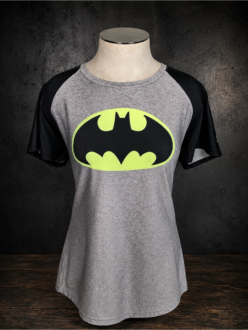 Under Armour Batman HeatGear Fitted Shirt Women’s Large Gray Neon DC Comics